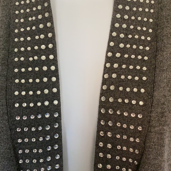 #180 NWOT Carolyn Taylor Gray Embellished  Sweater - Picture 2 of 3
